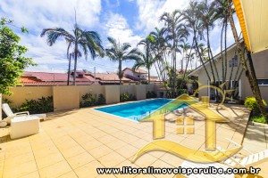 Casa - Sobrado com 5 quartos (sendo 4 suite(s)) a 50,00 metros praia.