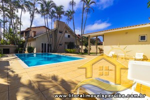 Casa - Sobrado com 5 quartos (sendo 4 suite(s)) a 50,00 metros praia.