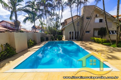 Casa - Sobrado com 5 quartos (sendo 4 suite(s)) a 50,00 metros praia.