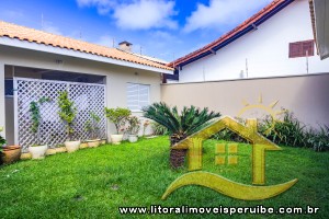 Casa - Sobrado com 5 quartos (sendo 4 suite(s)) a 50,00 metros praia.