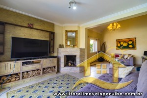 Casa - Sobrado com 5 quartos (sendo 4 suite(s)) a 50,00 metros praia.