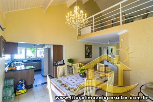 Casa - Sobrado com 5 quartos (sendo 4 suite(s)) a 50,00 metros praia.