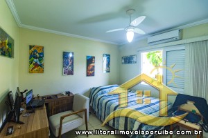 Casa - Sobrado com 5 quartos (sendo 4 suite(s)) a 50,00 metros praia.