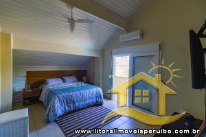 Casa - Sobrado com 5 quartos (sendo 4 suite(s)) a 50,00 metros praia.