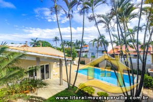 Casa - Sobrado com 5 quartos (sendo 4 suite(s)) a 50,00 metros praia.