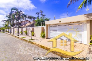 Casa - Sobrado com 5 quartos (sendo 4 suite(s)) a 50,00 metros praia.