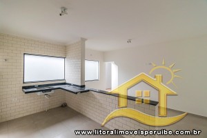 Casa - Sobreposta / baixo com 3 dormitórios (sendo 1 suite(s)) a 500,00 metros praia.