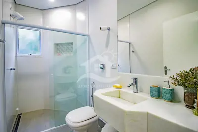 Casa - Assobradada com 4 dormitórios (sendo 3 suite(s)) a 500,00 metros praia.