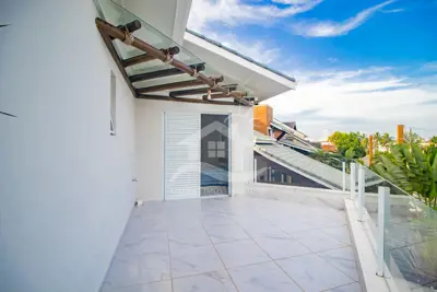 Casa - Assobradada com 4 dormitórios (sendo 3 suite(s)) a 500,00 metros praia.