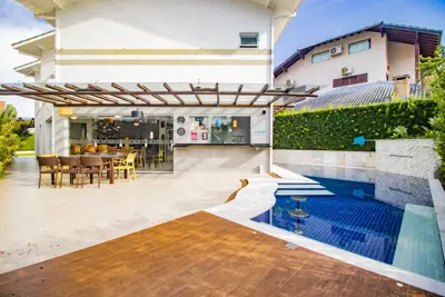 Casa - Assobradada com 4 dormitórios (sendo 3 suite(s)) a 500,00 metros praia.