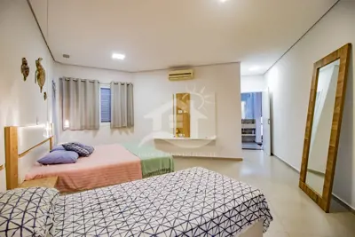 Casa - Assobradada com 4 dormitórios (sendo 3 suite(s)) a 500,00 metros praia.