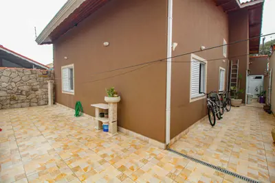 Casa - Térrea com 3 dormitórios (sendo 1 suite(s)) a 200,00 metros praia.