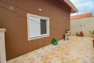 Casa - Térrea com 3 dormitórios (sendo 1 suite(s)) a 200,00 metros praia.