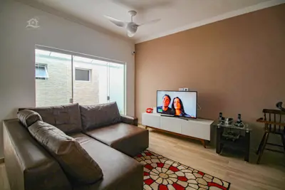 Casa - Térrea com 3 dormitórios (sendo 1 suite(s)) a 200,00 metros praia.