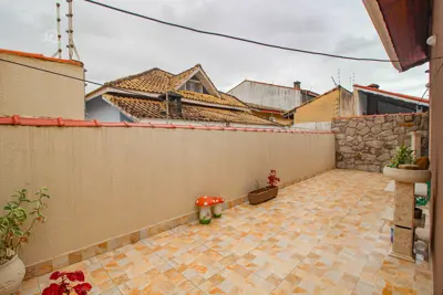 Casa - Térrea com 3 dormitórios (sendo 1 suite(s)) a 200,00 metros praia.