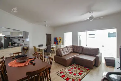 Casa - Térrea com 3 dormitórios (sendo 1 suite(s)) a 200,00 metros praia.