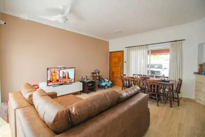 Casa - Térrea com 3 dormitórios (sendo 1 suite(s)) a 200,00 metros praia.
