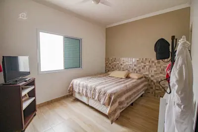 Casa - Térrea com 3 dormitórios (sendo 1 suite(s)) a 200,00 metros praia.