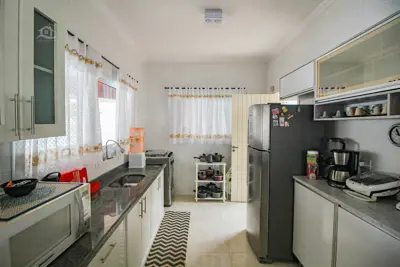 Casa - Térrea com 3 dormitórios (sendo 1 suite(s)) a 200,00 metros praia.