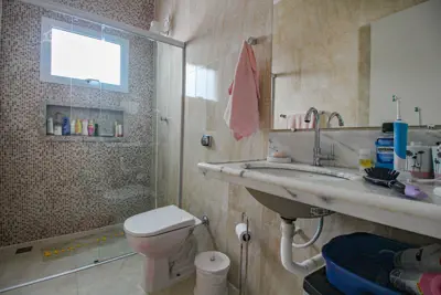 Casa - Térrea com 3 dormitórios (sendo 1 suite(s)) a 200,00 metros praia.