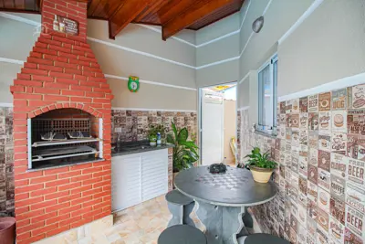 Casa - Térrea com 3 dormitórios (sendo 1 suite(s)) a 200,00 metros praia.