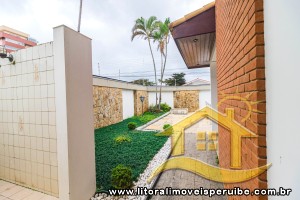 Casa - Assobradada com 4 dormitórios (sendo 3 suite(s)) a 0,00 metros praia.