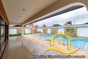 Casa - Assobradada com 4 dormitórios (sendo 3 suite(s)) a 0,00 metros praia.