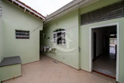 Casa - Térrea com 4 dormitórios (sendo 3 suite(s)) a 400,00 metros praia.