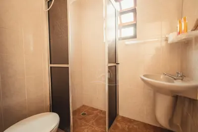 Casa - Térrea com 3 dormitórios (sendo 1 suite(s)) a 300,00 metros praia.