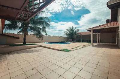Casa - Térrea com 3 dormitórios (sendo 1 suite(s)) a 300,00 metros praia.