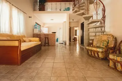 Casa - Térrea com 3 dormitórios (sendo 1 suite(s)) a 300,00 metros praia.