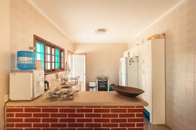 Casa - Térrea com 3 dormitórios (sendo 1 suite(s)) a 300,00 metros praia.