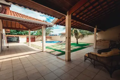 Casa - Térrea com 3 dormitórios (sendo 1 suite(s)) a 300,00 metros praia.