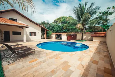 Casa - Térrea com 3 dormitórios (sendo 1 suite(s)) a 300,00 metros praia.