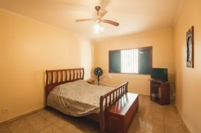 Casa - Térrea com 3 dormitórios (sendo 1 suite(s)) a 300,00 metros praia.
