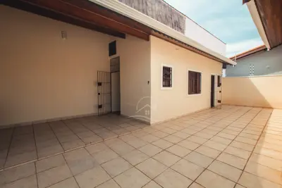 Casa - Térrea com 3 dormitórios (sendo 1 suite(s)) a 300,00 metros praia.