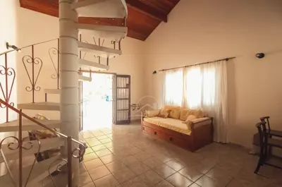 Casa - Térrea com 3 dormitórios (sendo 1 suite(s)) a 300,00 metros praia.