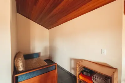 Casa - Térrea com 3 dormitórios (sendo 1 suite(s)) a 300,00 metros praia.