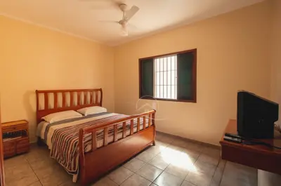 Casa - Térrea com 3 dormitórios (sendo 1 suite(s)) a 300,00 metros praia.