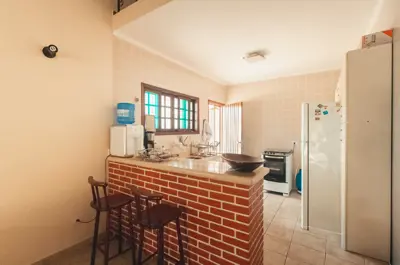 Casa - Térrea com 3 dormitórios (sendo 1 suite(s)) a 300,00 metros praia.