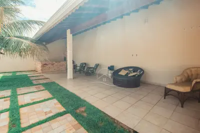 Casa - Térrea com 3 dormitórios (sendo 1 suite(s)) a 300,00 metros praia.