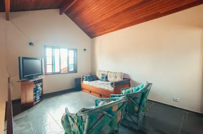 Casa - Térrea com 3 dormitórios (sendo 1 suite(s)) a 300,00 metros praia.