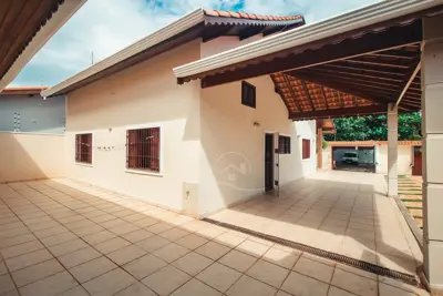 Casa - Térrea com 3 dormitórios (sendo 1 suite(s)) a 300,00 metros praia.