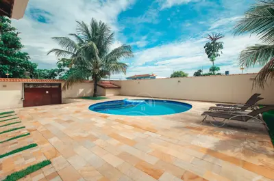 Casa - Térrea com 3 dormitórios (sendo 1 suite(s)) a 300,00 metros praia.