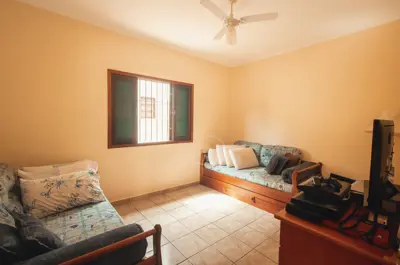 Casa - Térrea com 3 dormitórios (sendo 1 suite(s)) a 300,00 metros praia.