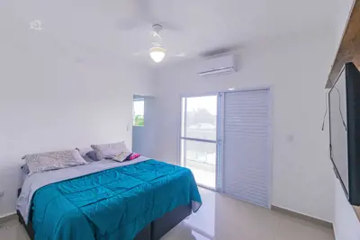 Casa - Sobrado com 4 dormitórios (sendo 3 suite(s)) a 1200,00 metros praia.