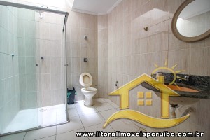 Casa - Sobrado com 5 quartos (sendo 4 suite(s)) a 70,00 metros praia.