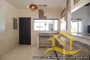 Casa - Sobrado com 5 quartos (sendo 4 suite(s)) a 70,00 metros praia.