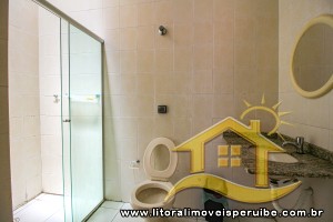 Casa - Sobrado com 5 quartos (sendo 4 suite(s)) a 70,00 metros praia.