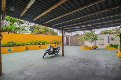 Casa - Térrea com piscina com 3 quartos (sendo 2 suite(s)) a 0,00 metros praia.